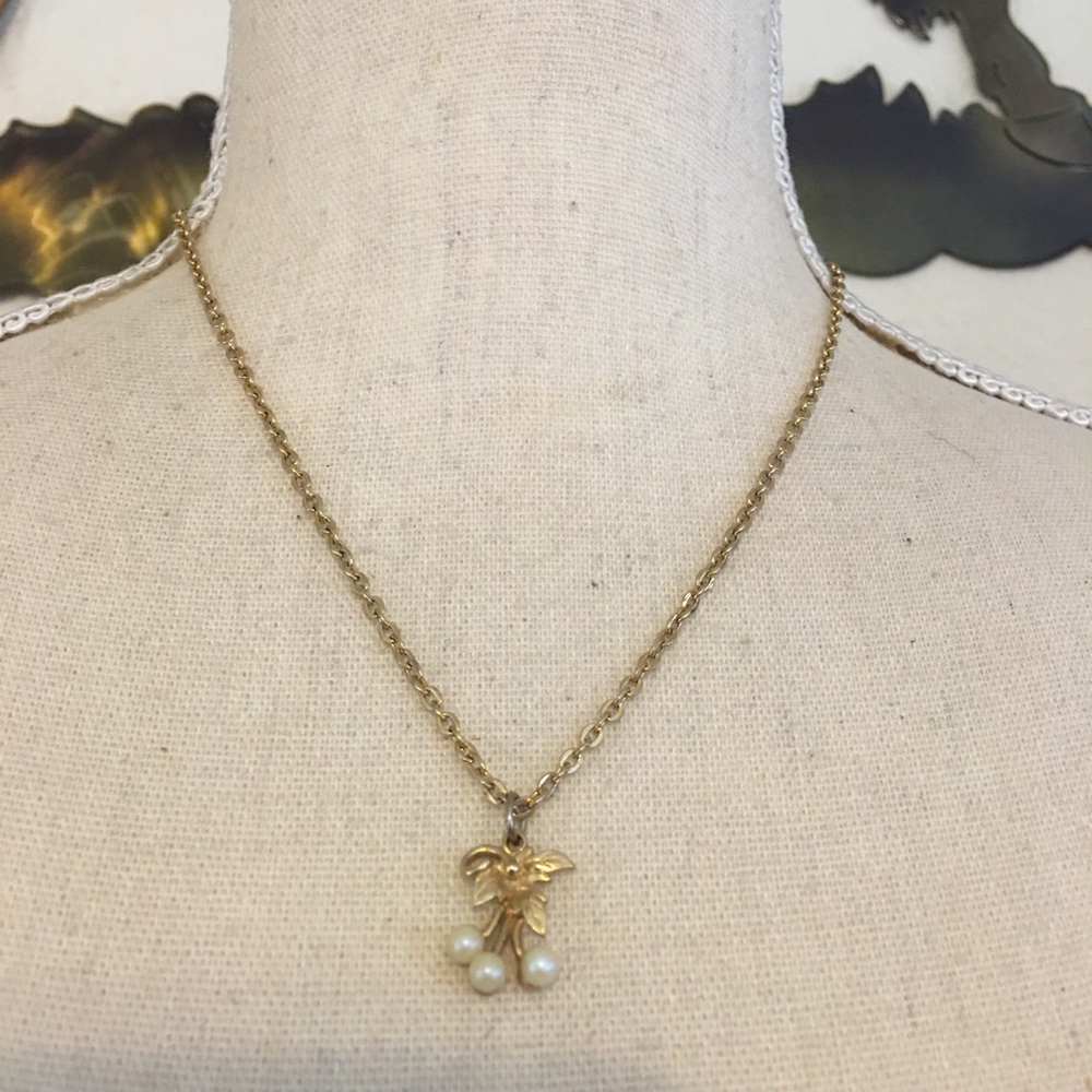 Vintage 70s gold tone leaf pendant pearl accents